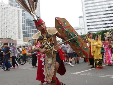 Penari mambawakan tarian adat Tabalong saat CDF di Jakarta, Minggu (28/1). Tarian tersebut dilakukan dalam rangka festiival etnik Tabalong agar masyarakat dapat mengenal tarian yang berasal dari  Kalimantan Selatan tersebut. (Liputan6.com/Angga Yuniar)