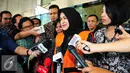 Evy Susanti memberikan keterangan kepada awak media usai diperiksa oleh Komisi Pemberantasan Korupsi (KPK), Jakarta, Jumat (11/9/2015). Evy mengaku, dalam pemeriksaan kali ini, kondisi tubuhnya dalam keadaan kurang sehat. (Liputan6.com/Helmi Afandi)
