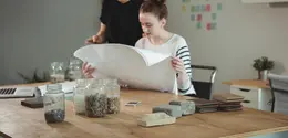 Salah satu aktivitas sederhana yang bisa dilakukan di rumah adalah memory jar. Aktivitas ini mengajak anak mengingat berbagai momen berharga melalui simbol visual seperti warna, tulisan, atau benda kecil yang memiliki makna khusus.  (foto/dok: freepik/wavebreakmedia_micro)