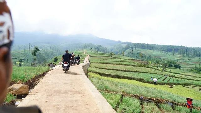 Untuk mendukung kawasan food estate holtikultura, pemda Garut terus menambah kehadiran jalan usaha tani di beberapa sentra komoditas pertanian warga. (Liputan6.com/Jayadi Supriadin)