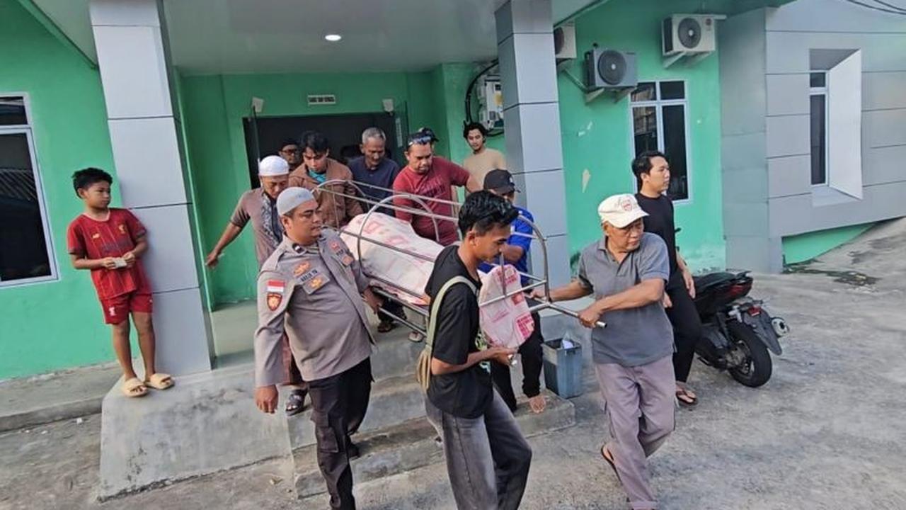 Kisah Inspiratif Aipda Raja Faisal: Dedikasi Tanpa Batas Polisi Sopir Jenazah di Perbatasan Anambas