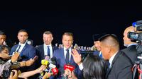 Presiden Prancis, Emmanuel Macron tiba di Jakarta, Indonesia untuk melakukan kunjungan kenegaraan, Selasa (27/5/2025). (Liputan6.com/Lizsa Egeham)