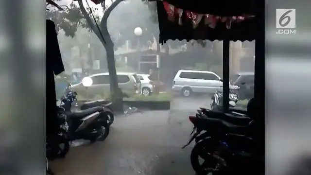 Hujan deras dan angin kencang di Jakarta diperkirakan akan terjadi hingga sore hadi ini.