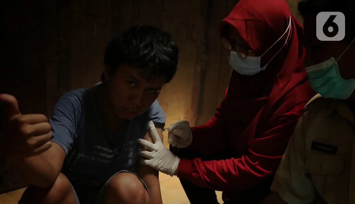 Petugas Puskesmas Gembor melakukan vaksinasi Covid-19 kepada anak berkebutuhan khusus dengan mendatangi langsung dari rumah kerumah di kecamatan Priuk, Kota Tangerang, Selasa (8/6/2021). Vaksinasi diberikan untuk memberikan kekebalan tubuh agar terhindar dari Covid-19. (Liputan6.com/Angga Yuniar)