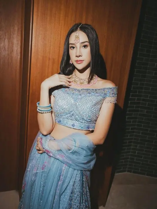 Anya Geraldine juga nggak kalah menawan dirias dengan makeup natural yang flawless  nuansa coral. [@snap.nuel]