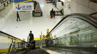 Seorang wanita turun dengan eskalator menuju check in counter di terminal keberangkatan Bandara Internasional Narita, timur Tokyo, Kamis (2/12/2021). Maskapai-maskapai internasional diminta menangguhkan reservasi baru pada semua penerbangan masuk ke Jepang hingga akhir Desember (AP Photo/Hiro Komae)