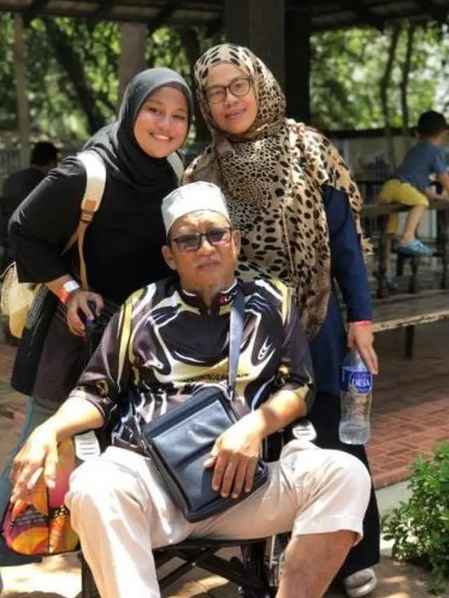 Kisah Gadis Menangis Pakai Jas Hujan dari Kantong Sampah Buatan Ayah
