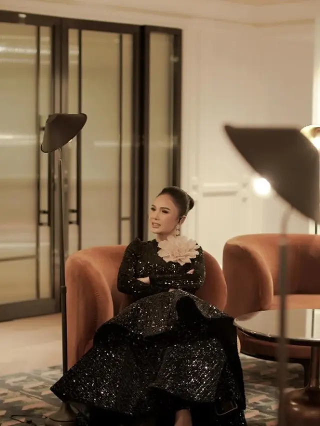 Potret Dress Hitam Yuni Shara