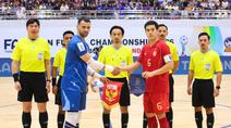 Pemain Timnas Indonesia, Muhammad Albagir bersama kapten Thailand foto bersama pada final Piala AFF Futsal 2026 di Nonthaburi Sports Complex Gymnasium, Nonthaburi hari Minggu, (12/4/2026). (Dok. FFI)