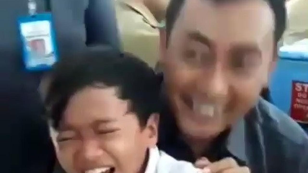 bocah nyanyi BlackPink saat hendak disuntik (foto: Instagram/@kdramafanss)