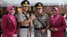 Irjen Priyo Widyanto sebagai Kapolda Sumatera Selatan berjabat tangan dengan Irjen Firli Bahuri sebagai Kabaharkam Polri usai serah terima jabatan di Bareskrim Polri, Selasa (19/11/2019). Kapolri Jenderal Idham Azis memimpin upacara sertijab sejumlah perwira tinggi (pati). (Liputan6.com/Johan Tallo)