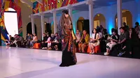 Rancangan Irma Intan dalam fashion show Festival Sarung Indonesia 2019 di Mal Senayan City, Senin (18/3/2019). (Liputan6.com/Dinny Mutiah)