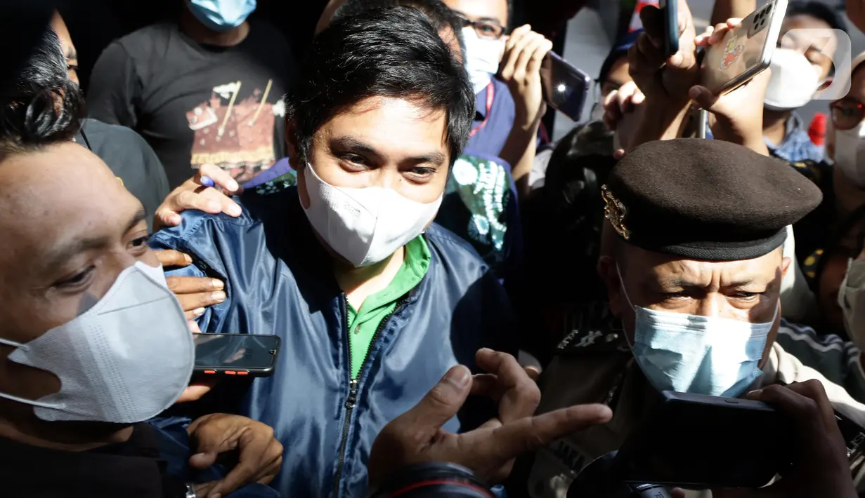 <p>Bupati Tanah Bumbu periode 2010-2015 dan 2016-2018 yang juga kader Partai Demokrasi Indonesia Perjuangan (PDI-P), Mardani H. Maming saat tiba di Gedung KPK, Jakarta, Kamis (28/7/2022). Mardani H Maming akan menjalani pemeriksaan KPK terkait kasus dugaan suap dan gratifikasi izin usaha pertambangan di Kabupaten Tanah Bumbu, Kalimantan Selatan. (Liputan6.com/Helmi Fithriansyah)</p>
