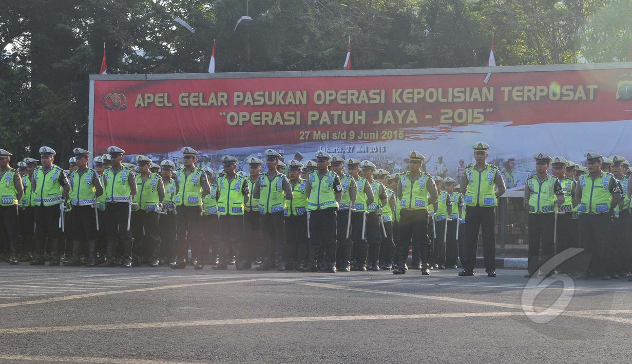 Sejumlah anggota kepolisian mengikuti Apel  "operasi patuh jaya 2015" di lapangan dit lantas Polda metro jaya, Jakarta, Rabu (27/5/2015). Operasi ini merupakan cipta kondisi menjelang bulan ramadhan. (Liputan6.com/Herman Zakharia)