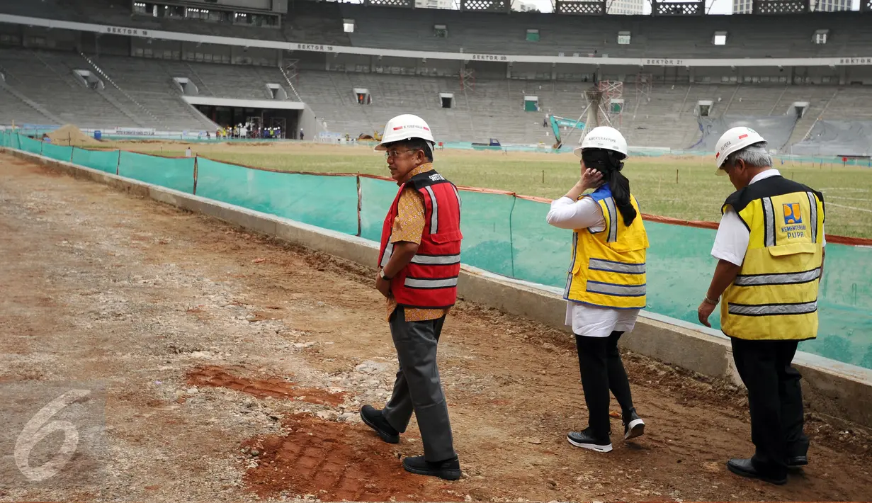 Wakil Presiden, Jusuf Kalla (kiri) melihat kondisi lintasan lari saat meninjau proyek renovasi Stadion Gelora Bung Karno, Jakarta, Minggu (26/3). Peninjauan ini terkait persiapan pelaksanaan Asian Games 2018 mendatang. (Liputan6.com/Helmi Fithriansyah)