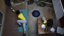 Atlet BMX asal Venezuela, Stefany Hernandez melakukan peregangan di rumahnya di Caracas, 25 April 2020. Di tengah karantina wilayah guna mengekang penyebaran Covid-19, peraih medali Olimpiade 2016 itu berlatih tiga kali seminggu untuk meraih tiket tampil di Olimpiade 2021. (AP/Matias Delacroix)