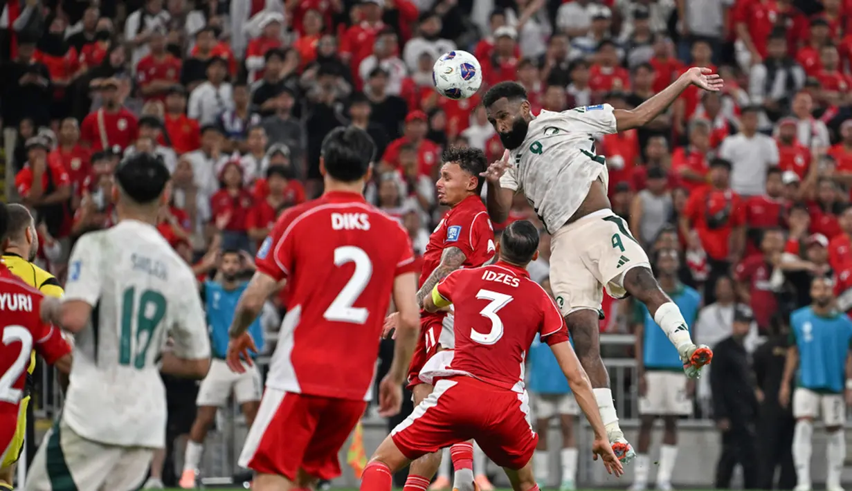 Pemain Arab Saudi, Feras Albrikan, mencetak gol ke gawang Timnas Indonesia pada laga Grup B putaran keempat Kualifikasi Piala Dunia 2026 Zona Asia di King Abdullah Sports City Stadium, Jeddah, pada Kamis (9/10/2025) dini hari WIB. (AP Photo)