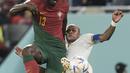 Gelandang Portugal  Danilo Pereira berebut bola dengan penyerang Ghana Andre Ayew pada duel grup H Piala Dunia 2022 di stadion 974, Kamis (24/11/2022).  Portugal berhasil memimpin klasemen grup H usai kemenangan 3-2 atas Ghana. (AP Photo/Hassan Ammar)