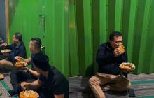 Pensiunan Jenderal Bintang Tiga Polri Awali Tahun Baru Makan di Pinggir Jalan, Lesehan Menunya Sederhana