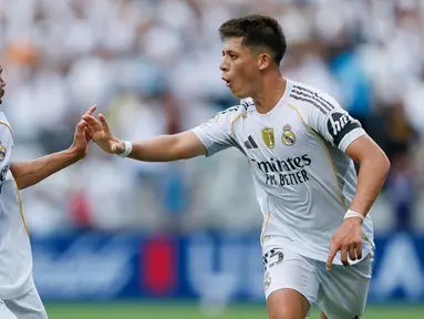 Pemain Real Madrid, Arda Guler dan Trent Alexander-Arnold melakukan selebrasi setelah mencetak gol ke gawang Pachuca pada laga matchday 2 Grup H Piala Dunia Antarklub 2025 di Bank of America Stadium, Senin (23/06/2025) dini hari WIB. (AP Photo/Nell Redmond)