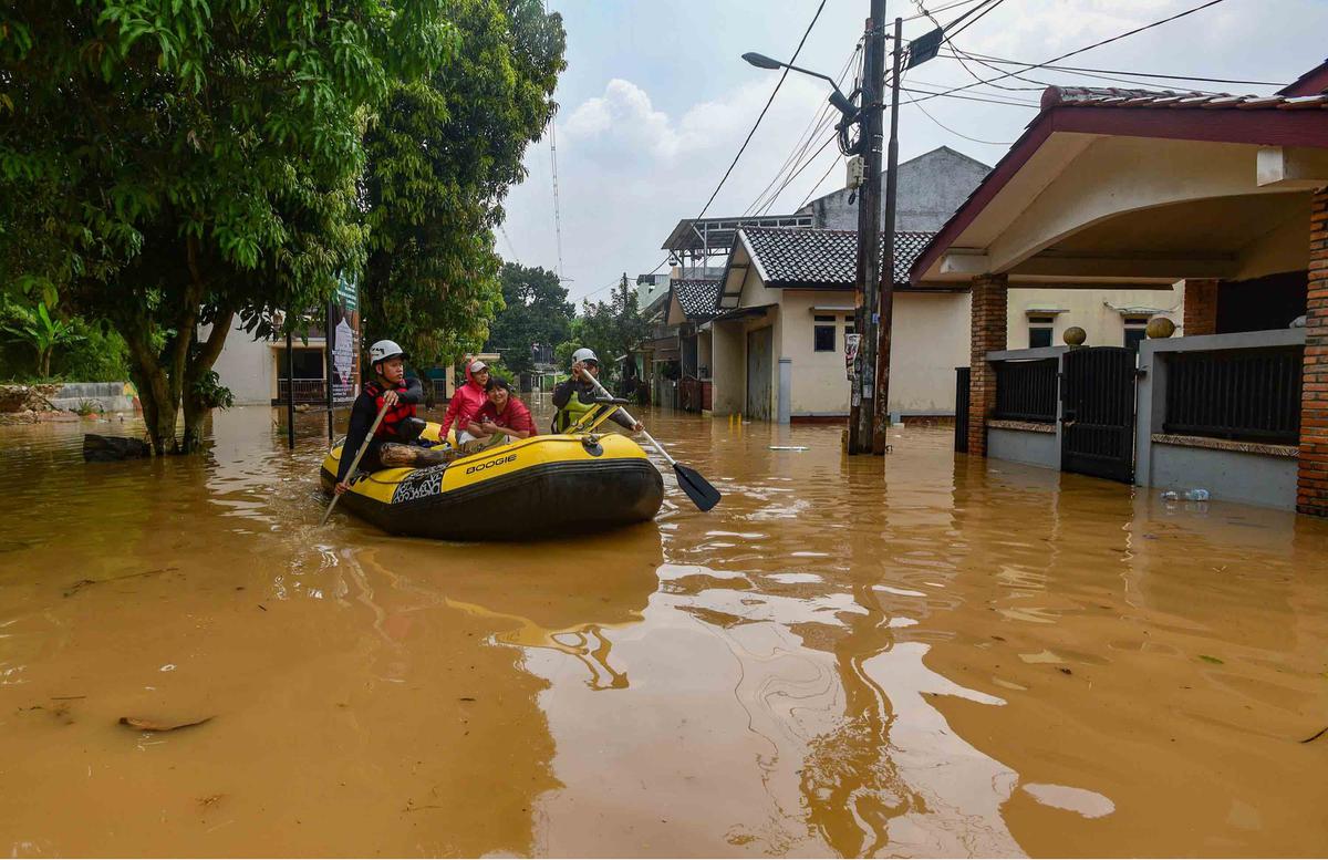 FOTO: Tanggul Jebol, 2.000 Warga Villa Pamulang Terdampak Banjir
