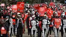 Aktivis lingkungan berdemonstrasi menentang rencana pemerintah untuk menambang batu bara dan membuka PLTU, Nairobi, Kenya, Selasa (5/6). Proyek tersebut kerja sama antara pemerintah Kenya dan China. (AP Photo/Ben Curtis)