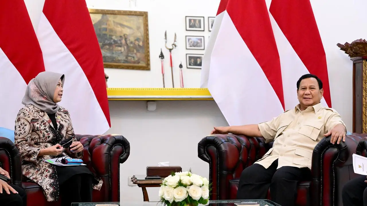 Presiden Prabowo Subianto menerima Ikhtisar Hasil Pemeriksaan Semester (IHPS) I Tahun 2024 dari Ketua Badan Pemeriksa Keuangan (BPK) Isma Yatun di Istana Merdeka, Jakarta, Kamis (2/1/2025). (Liputan6.com/Nanda Perdana Putra)