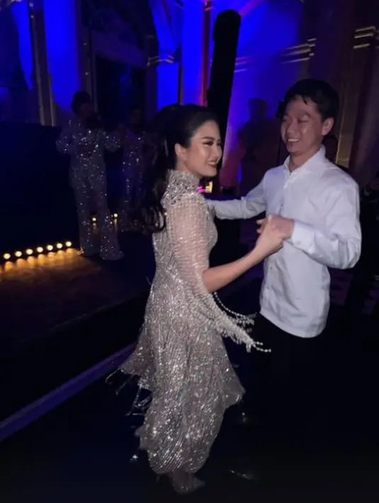 Momen pernikahan berlanjut ke after party di mana Valencia kenakan mini dress dari Yogie Pratama [@lxmoments]