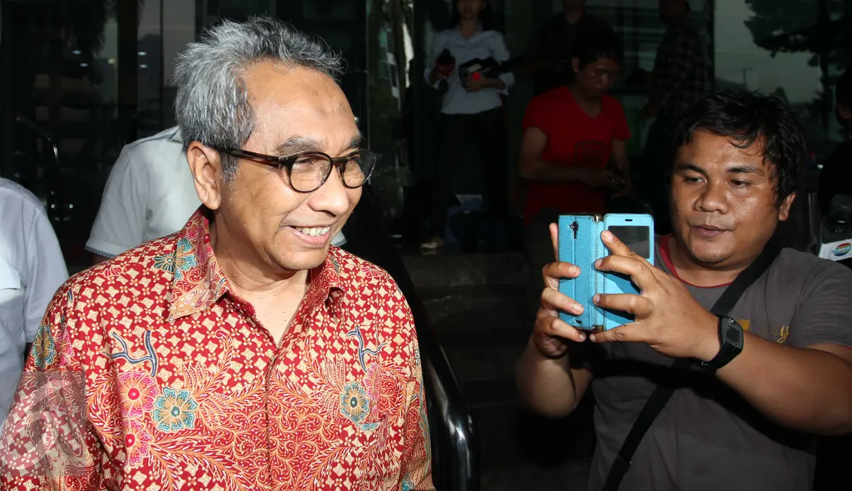 Sekjen Kementerian PUPR, Taufik Widjoyono memenuhi panggilan KPK, Jakarta, Kamis (31/3). Taufik menjadi saksi atas kasus dugaan suap proyek pembangunan jalan di Kementerian PUPR. (Liputan6.com/Helmi Afandi)