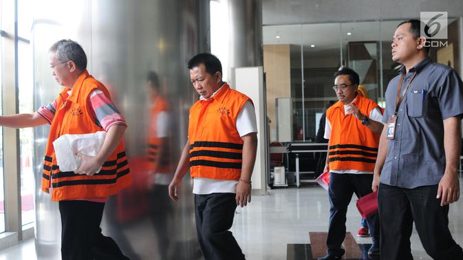 Sejumlah tersangka Anggota DPRD Kota Malang usai menandatangani berkas P21 di Gedung KPK, Jakarta, Kamis (27/12). Dalam kasus dugaan suap pembahasan APBD-P TA 2015, KPK menetapkan 44 Anggota DPRD Kota Malang sebagai tersangka. (Merdeka.com/Dwi Narwoko)