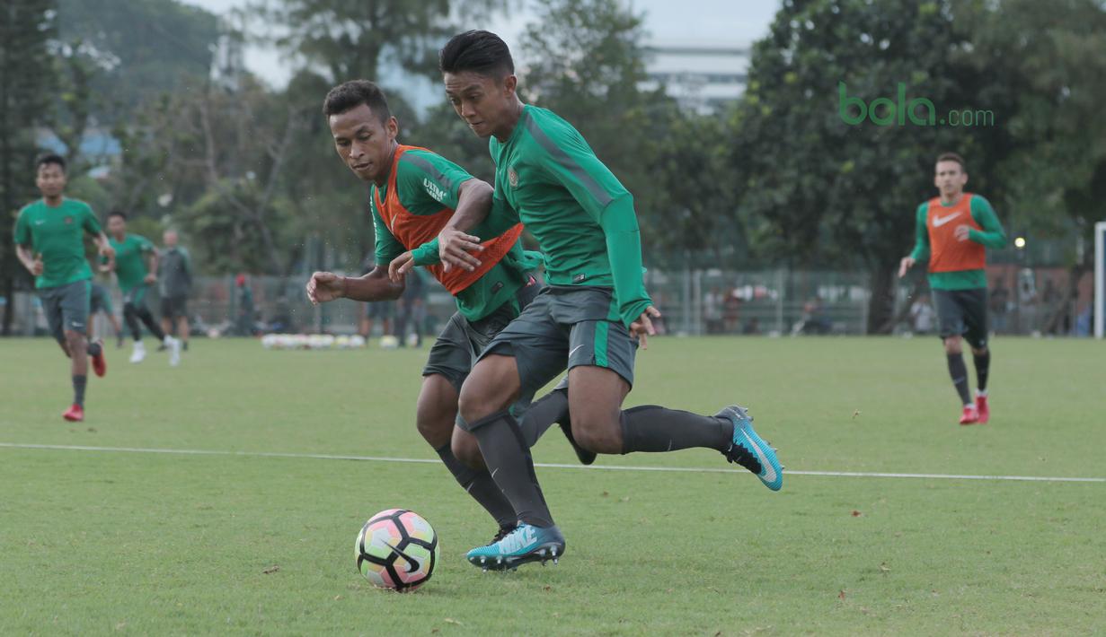 Duel pemain timnas Indonesia U-23, Febri Haryadi dan Osvaldo Haay saat berlatih di Lapangan ABC, Senayan,  (24/4/2018). Timnas akan mengikuti turnamen PSSI Anniversary 27 April-3 Mei 2018. (Bola.com/Nicklas Hanoatubun)