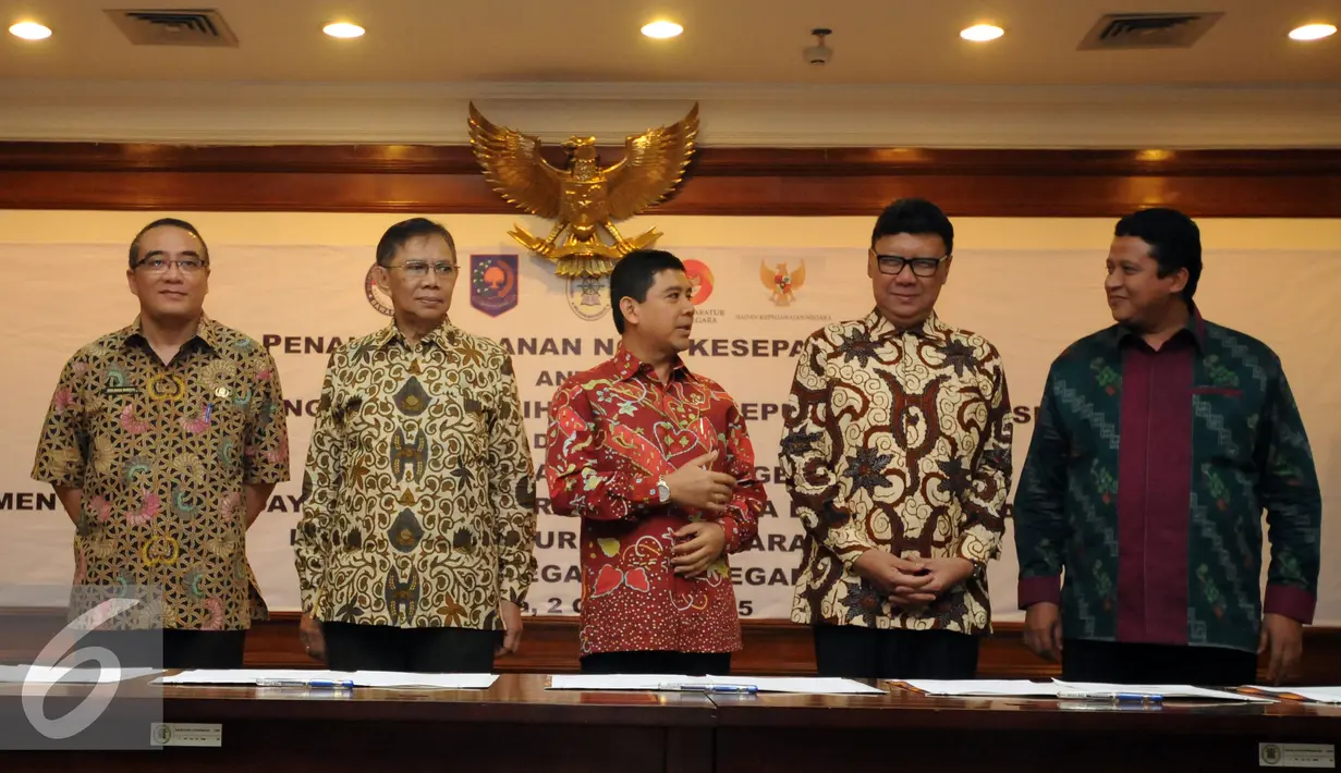 MenPAN RB, Yuddy Chrisnandi (tengah) bersama Mendagri Thahjo Kumolo (kedua kanan), Ketua Bawaslu Muhammad (kanan) bersiap menandatangani nota kesepahaman netralitas aparatur sipil negara di Jakarta, Jumat (2/10/2015). (Liputan6.com/Helmi Fithriansyah)
