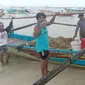 Tim SAR dibantu warga mengevakuasi jasad nelayan. Foto (Humas Tim SAR)
