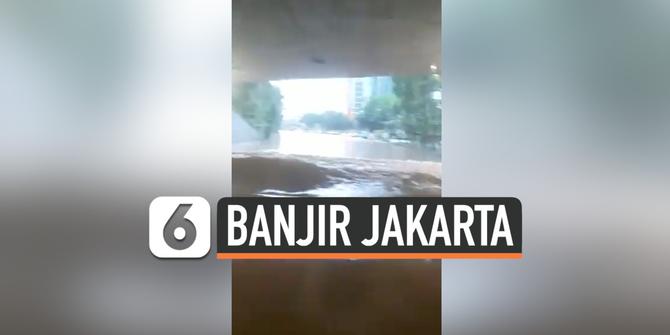 VIDEO: Lihat, Bus Terabas Banjir Tinggi Jalan DI Panjaitan Jakarta