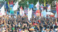 Capres 01 Joko Widodo memberi sambutan saat kampanye terbuka di Indramayu, Jawa Barat, Jumat (5/4). Dalam sambutannya Jokowi berjanji menjaga Indramayu sebagai lumbung padi nasional. (Liputan6.com/Angga Yuniar)