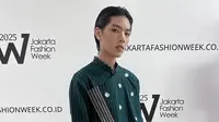 Devon Kei Enzo Memukau di Jakarta Fashion Week 2025, Peragakan Koleksi Wana Puspa dan City Shift