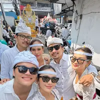 Melihat gaya serasi Mahalini Raharja dan Rizky Febian di upacara Memukur (@mahaliniraharja)