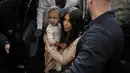 Kim Kardashian selalu memamerkan kedekatan dan keharmonisan kelaurganya lewat akun Instagram. Namun, benarkah mereka juga dekat di dunia nyata? (AHMAD GHARABLI / AFP)