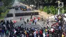 Polisi terlibat bentrok dengan pengunjuk rasa yang menolak UU Cipta Kerja di kawasan Patung Kuda, Jakarta, Kamis (8/10/2020). (merdeka.com/Arie Basuki)