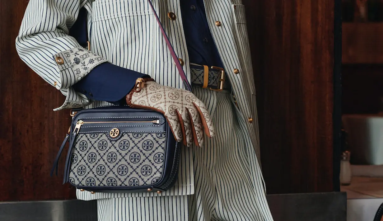 Atau bagi yang ingin bergaya sporty, tas dengan pattern logo TB warna biru bisa menjadi pilihan. (Foto: Tory Burch)