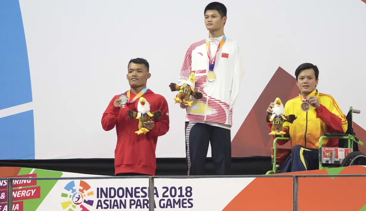 Ekspresi Aris perenang Indonesia yang berhasil meraih medali perak di nomor 100 meter gaya dada klasifikasi SB7 pada Asian Para Games 2018, Gelora Bung Karno Jakarta, Senin (8/10/2018).  (Bola.com/Peksi Cahyo)
