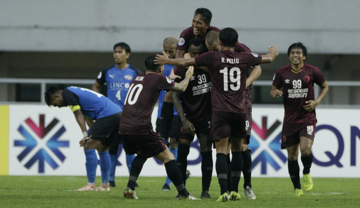 Para pemain PSM Makassar merayakan gol yang dicetak oleh Guy Junior ke gawang Home United pada laga Piala AFC 2019, Selasa (30/4). PSM menang 3-2 atas Home United. (Bola.com/M Iqbal Ichsan)