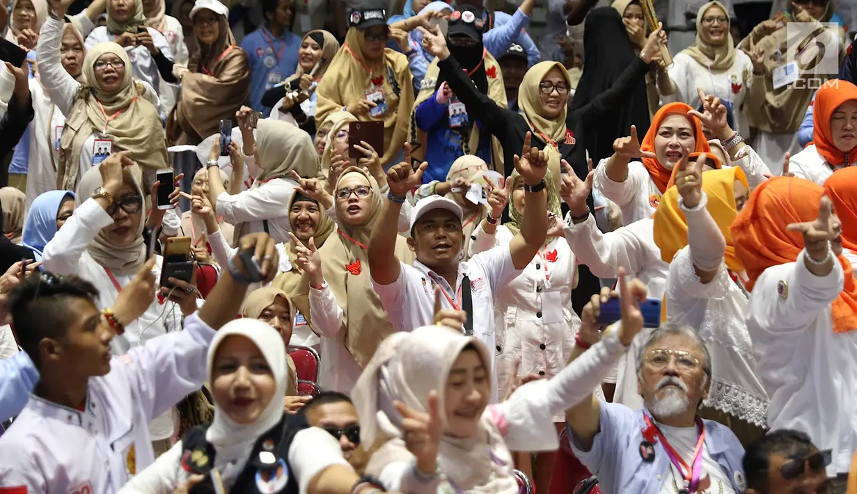 Relawan Prabowo-Sandi menghadiri acara pembekalan di di Padepokan Silat TMII, Jakarta Timur, Jumat (15/3). Pembekalan tersebut dalam rangka persiapan memenangkan Prabowo-Sandi di Pilpres 2019. (Liputan6.com/Immanuel Antonius)