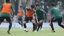 Pemain Timnas Indonesia U-19, Witan Sulaeman saat latihan jelang laga perdana Grup A Piala AFC U-19 di Lapangan A Kompleks GBK, Jakarta, Rabu (17/10). Indonesia akan melawan Chinese Taipei, Kamis (18/10). (Liputan6.com/Helmi Fithriansyah)