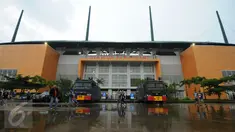 Kendaraan taktis disiagakan di depan pintu masuk Stadion Pakansari, Kab Bogor, Sabtu (11/3). Jelang laga perebutan tempat ketiga Piala Presiden 2017 antara Semen Padang vs Persib, keamanan Stadion Pakansari diperketat. (Liputan6.com/Helmi Fithriansyah)