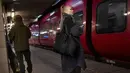 Penumpang berdiri di Stasiun Metro Noerreport di Kopenhagen, Selasa (1/2/2022). Ini adalah kedua kalinya Denmark mencoba kembali ke kehidupan normal setelah pada 10 September 2021 membatalkan semua pembatasannya, sebelum menerapkan kembali pada awal November. (Liselotte Sabroe/Ritzau Scanpix via AP)