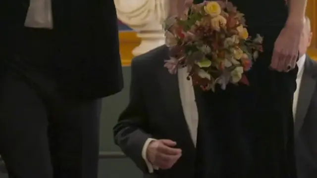 Anggunnya Kate Middleton Comeback Hadiri Royal Variety Performance, Tampil Menawan dengan Gaun Velvet dan Anting Ratu Elizabeth II