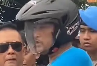 Mantan anggota Polrestabes Semarang, Robig Zaenudin melakukan reka adegan kasus penembakan yang menewaskan siswa SMKN 4 Semarang berinisial GRO. (Foto: Tangkapan Layar Sosmed)