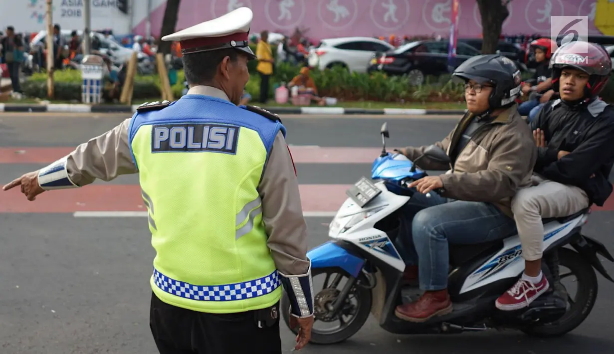 Petugas kepolisian mengatur arus lalu lintas kendaraan di sekitar SUGBK Senayan, Jakarta, Rabu (10/7/2019). Banyaknya kendaraan suporter Persija yang ingin menonton pertandingan membuat sejumlah arus lalu lintas dialihkan untuk mengurai kemacetan. (Liputan6.com/Immanuel Antonius)