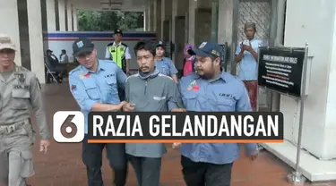 Petugas Dinas Sosial Jakarta Pusat merazia gelandangan dan pedagang kaki lima di lingkungan Masjid Istiqlal. Keberadaan gelandangan ini meresahkan pengurus masjid dan warga.